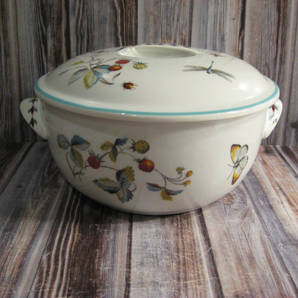 ROYAL WORCESTER STRAWBERRY FAIR ONE QT. COVERED CASSEROLE - ENGLAND